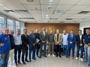 Associações de Brasília, através dos seus representantes, participam de encontro na Câmara Legislativa em busca de aumentar o diálogo e atendimento aos associados As associações e clubes sociais de Brasília, por meio de seus representantes, participaram de um importante encontro na Câmara Legislativa do Distrito Federal (CLDF). O presidente da ASSEFE (Associação dos Servidores do Senado Federal), Joberto Matos de Sant’ Anna, acompanhado de sua diretoria, esteve presente ao lado do presidente da CLDF, deputado Wellington Luiz, dirigentes de outros clubes e do Sinlazer – Sindicato dos Clubes. Foram debatidos assuntos de grande impacto, como a isenção do IPTU e a regularização das áreas historicamente ocupadas nas extremidades dos terrenos dos clubes. Os representantes foram recebidos de forma atenciosa pelo corpo de gestão da CLDF, que reconheceu o papel essencial dessas entidades na promoção do esporte, lazer, cultura e integração comunitária no Distrito Federal Segundo Sant’ Anna, a união entre as associações representa “um passo decisivo para a valorização, sustentabilidade e fortalecimento dos clubes sociais de Brasília”, reforçando a importância da atuação conjunta em defesa dos interesses da comunidade. O encontro simbolizou não apenas o debate institucional, mas também o fortalecimento de uma rede de entidades que preservam tradições, incentivam a prática esportiva e proporcionam qualidade de vida a milhares de famílias da capital.