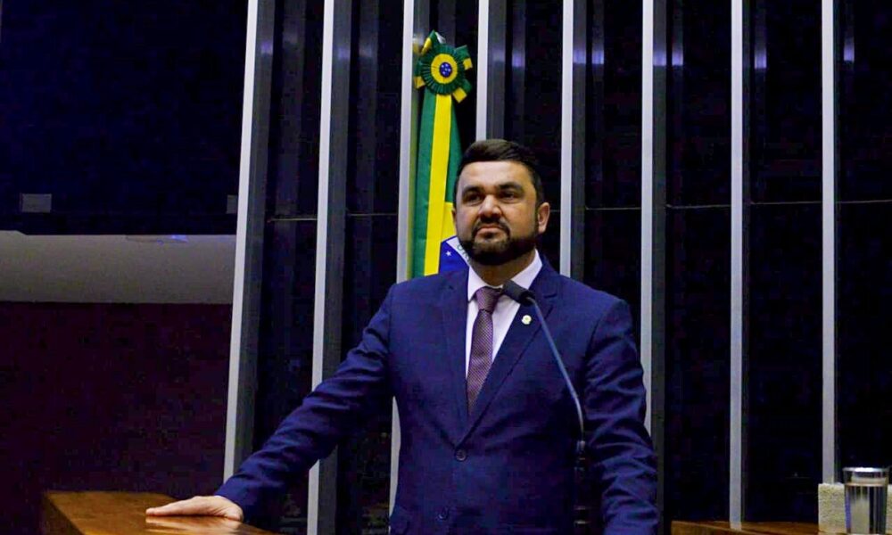 A pedido de lideranças políticas, o Dr. Evandro Dal Molin recebeu o convite para colocar seu nome à disposição como Pré-candidato a Deputado Federal pelo Paraná. Com mais de 20 anos de atuação pública, Dr. Evandro construiu uma trajetória marcada pela defesa das crianças e adolescentes, além de sua forte atuação em pautas municipalistas, sempre buscando fortalecer os municípios e garantir mais autonomia às gestões locais.Reconhecido por seu diálogo com setores do agronegócio e empresariais, o Dr. Evandro reforça que o momento é de união e construção coletiva. Seu compromisso é continuar trabalhando por um Paraná mais forte, justo e com oportunidades para todos.