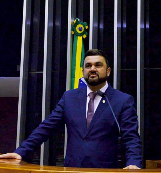 A pedido de lideranças políticas, o Dr. Evandro Dal Molin recebeu o convite para colocar seu nome à disposição como Pré-candidato a Deputado Federal pelo Paraná. Com mais de 20 anos de atuação pública, Dr. Evandro construiu uma trajetória marcada pela defesa das crianças e adolescentes, além de sua forte atuação em pautas municipalistas, sempre buscando fortalecer os municípios e garantir mais autonomia às gestões locais.Reconhecido por seu diálogo com setores do agronegócio e empresariais, o Dr. Evandro reforça que o momento é de união e construção coletiva. Seu compromisso é continuar trabalhando por um Paraná mais forte, justo e com oportunidades para todos.