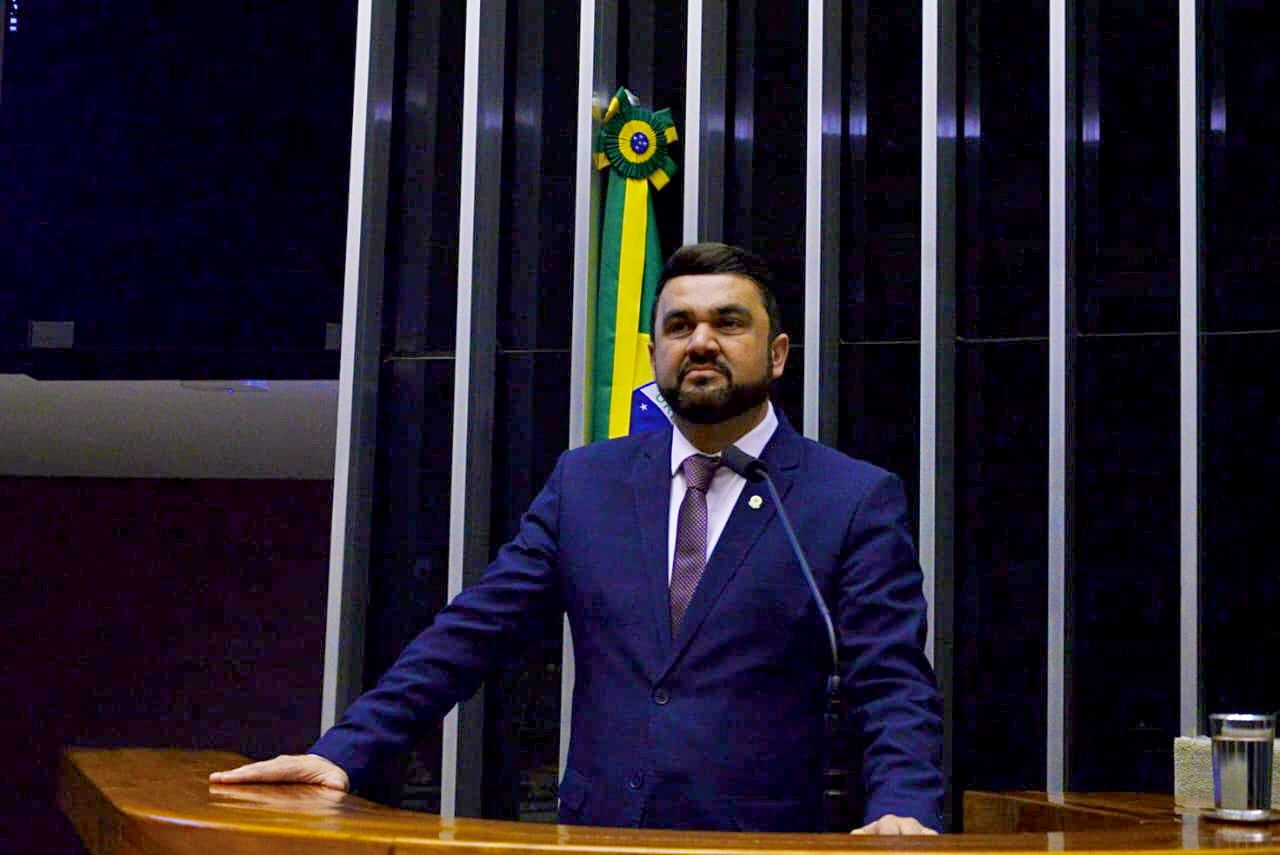 A pedido de lideranças políticas, o Dr. Evandro Dal Molin recebeu o convite para colocar seu nome à disposição como Pré-candidato a Deputado Federal pelo Paraná. Com mais de 20 anos de atuação pública, Dr. Evandro construiu uma trajetória marcada pela defesa das crianças e adolescentes, além de sua forte atuação em pautas municipalistas, sempre buscando fortalecer os municípios e garantir mais autonomia às gestões locais.Reconhecido por seu diálogo com setores do agronegócio e empresariais, o Dr. Evandro reforça que o momento é de união e construção coletiva. Seu compromisso é continuar trabalhando por um Paraná mais forte, justo e com oportunidades para todos.
